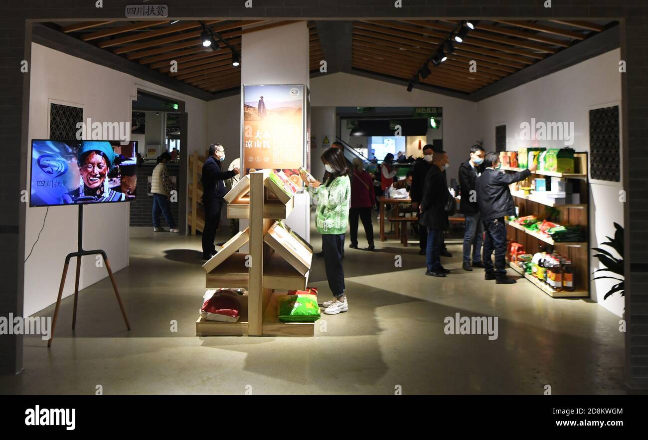 Chongqing, China. Oktober 2020. Kunden wählen Waren im China Western Consumption Poverty Linderung Center in Chongqing, Südwestchina, 31. Oktober 2020. Das 15,000 Quadratmeter große Zentrum besteht aus 11 Pavillons für die westlichen Provinzen und autonomen Regionen Chinas und 33 Pavillons für die Bezirke und Landkreise von Chongqing. Quelle: Wang Quanchao/Xinhua/Alamy Live News Stockfoto