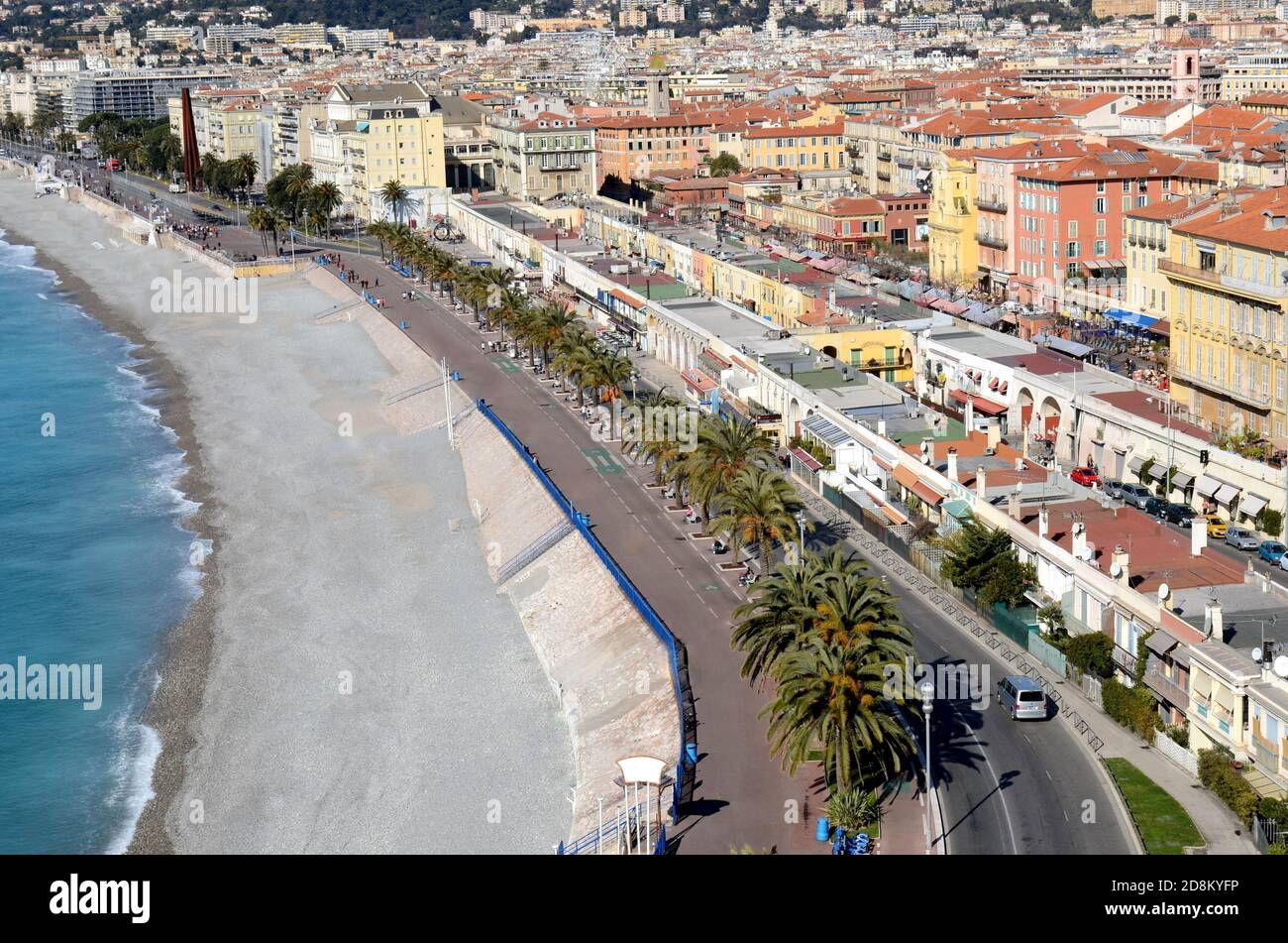 Frankreich, französische riviera, Nizza Stadt, die Altstadt und der Kai des Etats Unis mit seinen Palmen mit Blick auf das mittelmeer und den Strand. Stockfoto