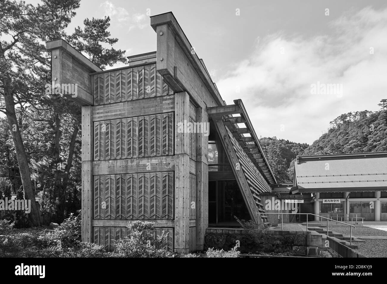 Izumo Grand Shrine Administration Building, entworfen von Kikutake Kiyonori (1963), jetzt abgerissen; Izumo, Shimane Prefecture, Japan (Schwarzweiß) Stockfoto