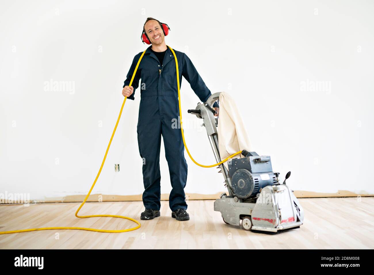 Ein Schleifboden aus Hartholz mit der Schleifmaschine. Stockfoto