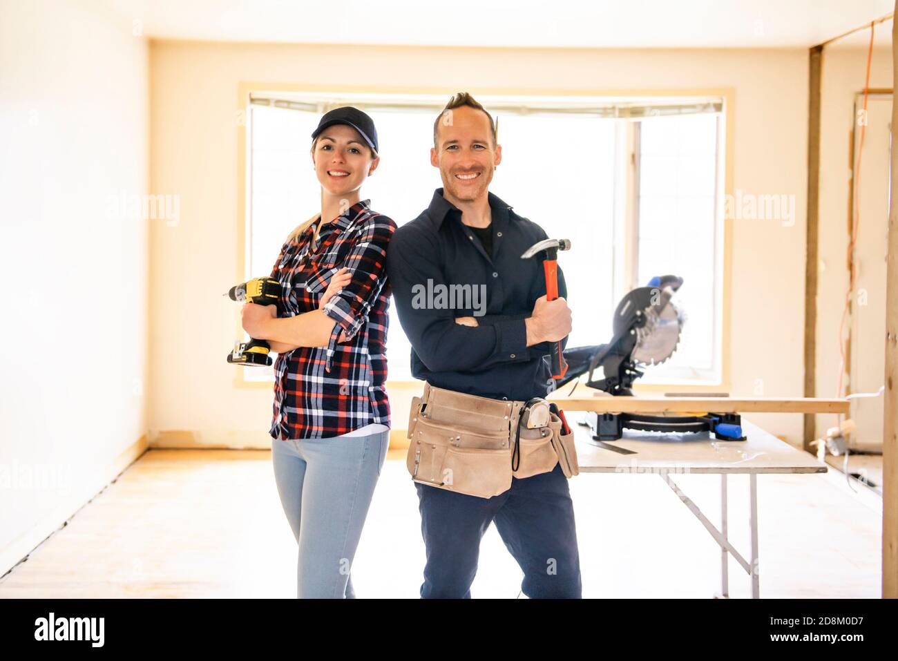 Ein paar Arbeiter in der Zimmermannsarbeit Renovierung Stockfoto