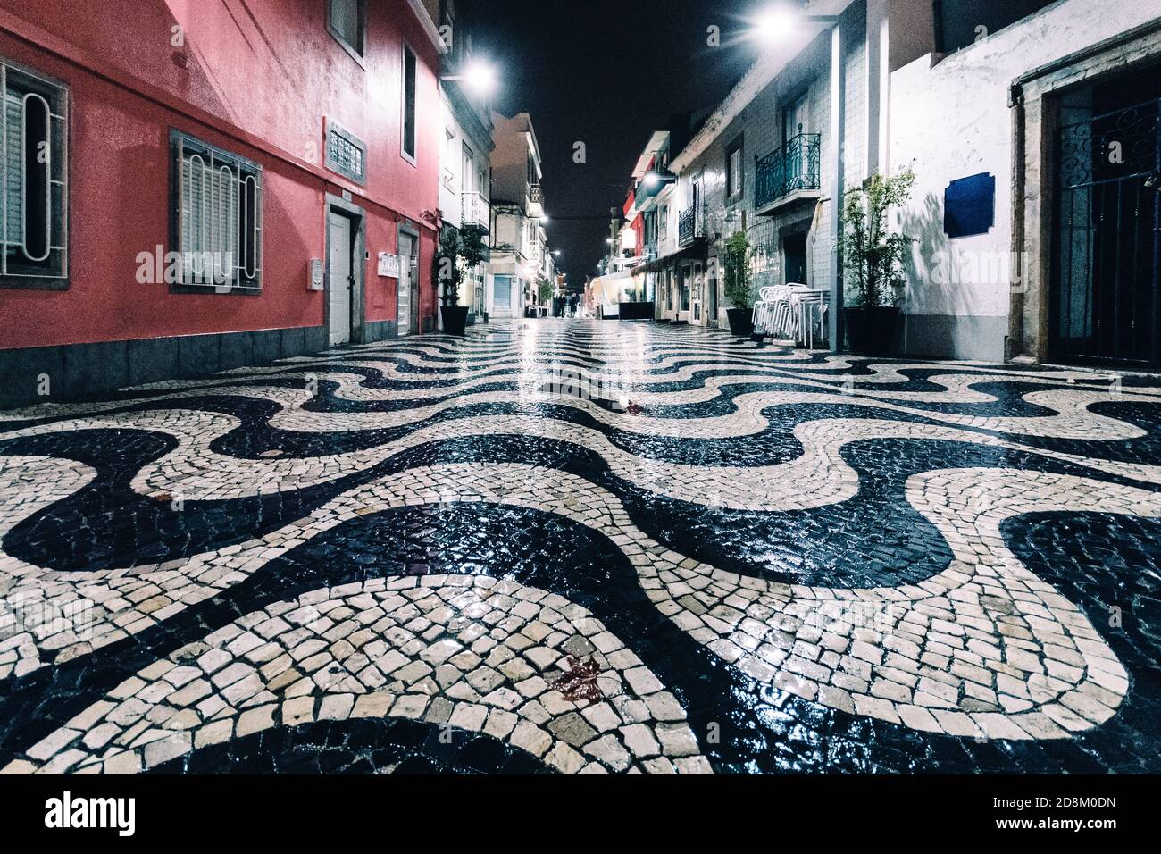 Leere Rua Frederico Arouca, eine Fußgängerzone mit vielen Souvenirläden und Restaurants in Cascais, Portugal Stockfoto