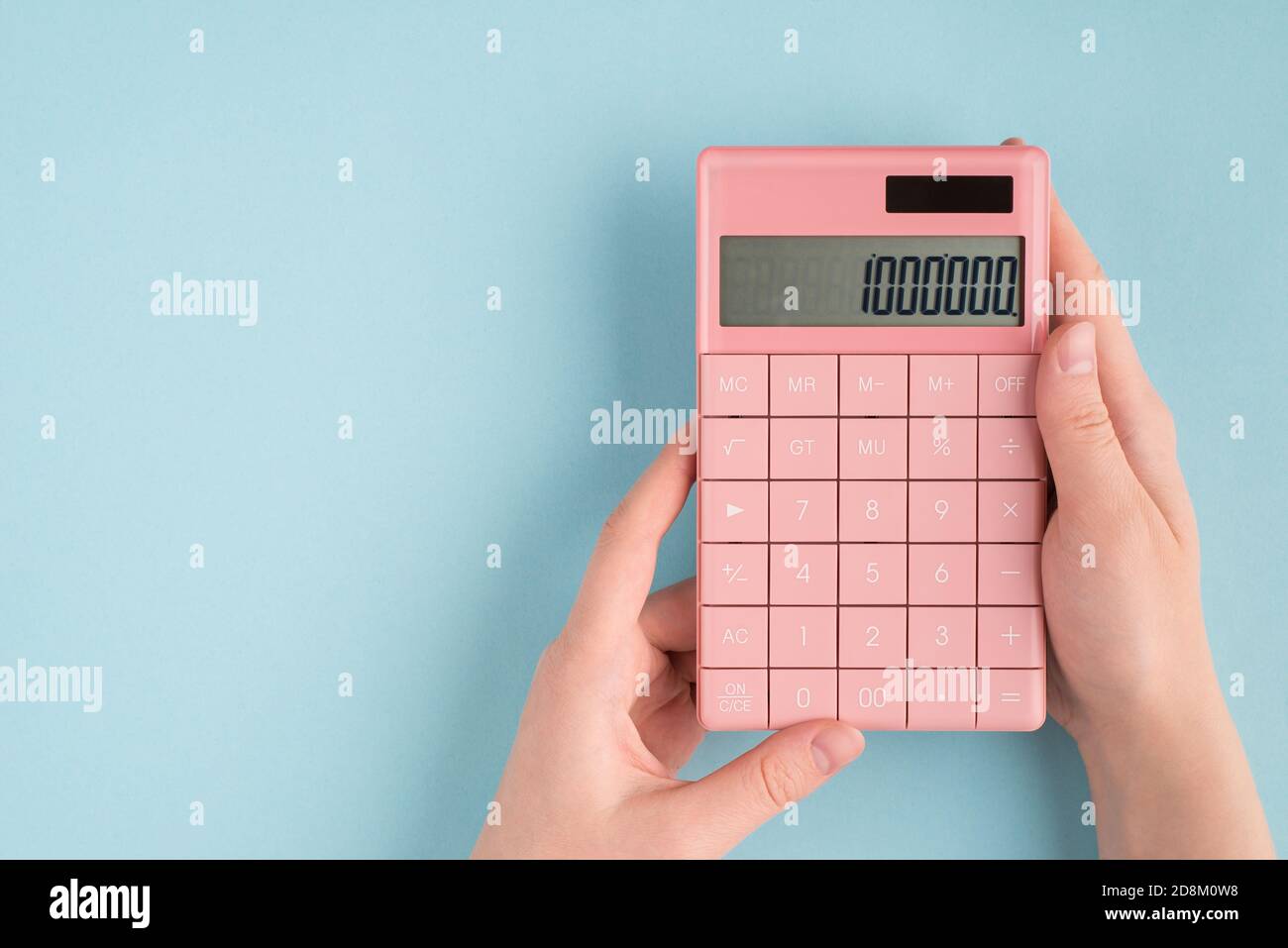 First Person Perspektive oben Flatlay Nahaufnahme über Ansicht Foto Der Dame Hände zeigen Zahlen auf Taschenrechner-Display isoliert über Pastellblau Colo Stockfoto