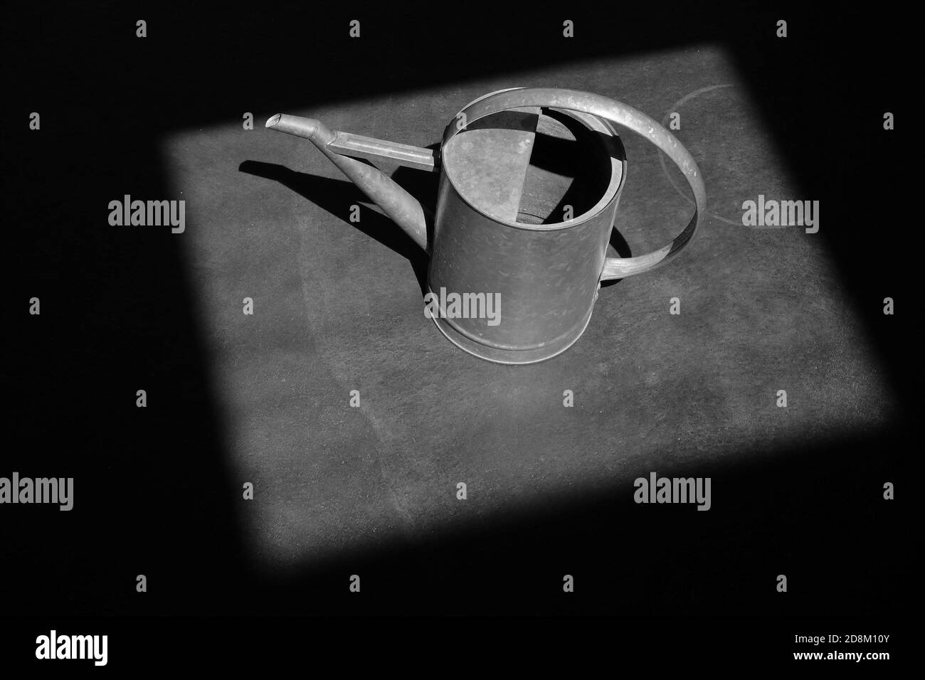 Graustufen Draufsicht Aufnahme eines Wassersprinklers gerahmt auf Schatten Stockfoto