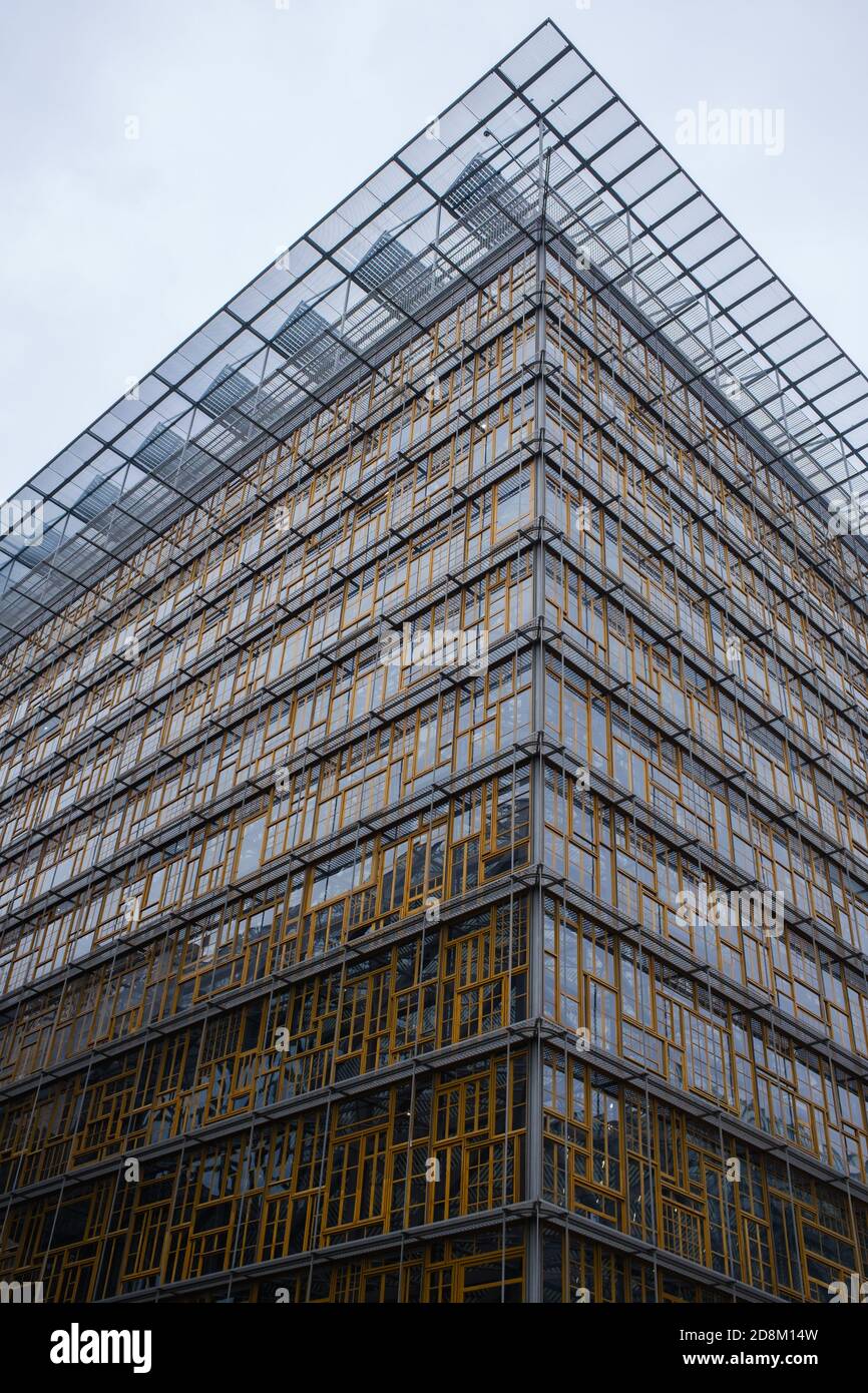 BRÜSSEL, BELGIEN - 21. Okt 2020: Untere Perspektive des Europa-Gebäudes in Brüssel, basierend auf Art Loi. Ph Stockfoto