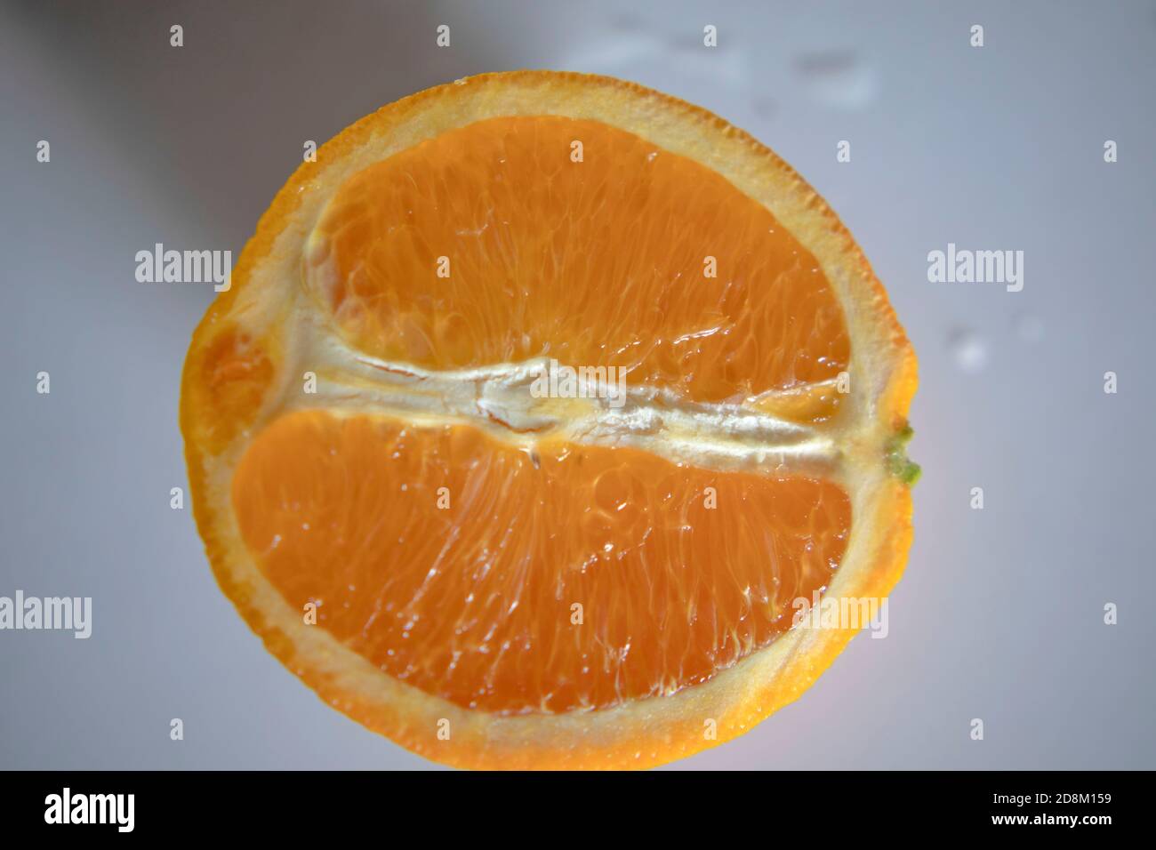 Orange auf einem weißen Tisch Stockfoto