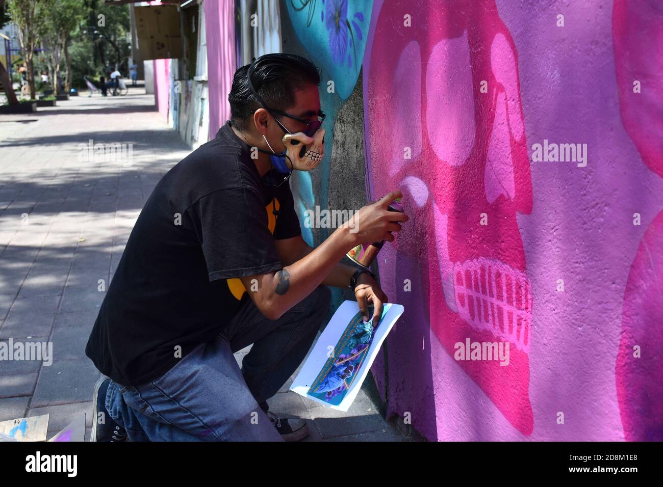 Mexiko-Stadt, Mexiko. Oktober 2020. MEXIKO-STADT, MEXIKO - 30. OKTOBER: Stadtkünstler Roberto Islas, mit mehr als 20 Jahren Erfahrung in diesem Job, malt einen Tag der Toten Graffiti, in Erinnerung an die Opfer, die ihr Leben durch die Covid-19-Krankheit verloren, Im Rahmen des Tages der Toten Feiern zu diesem Anlass wird es an alle Personen, die während der Coronavirus-Pandemie gestorben zu erinnern. Am 30. Oktober 2020 in Mexiko-Stadt, Mexiko. Kredit: Carlos Tischler/Eyepix Gruppe/Der Fotozugang Gutschrift: Der Fotozugang/Alamy Live Nachrichten Stockfoto