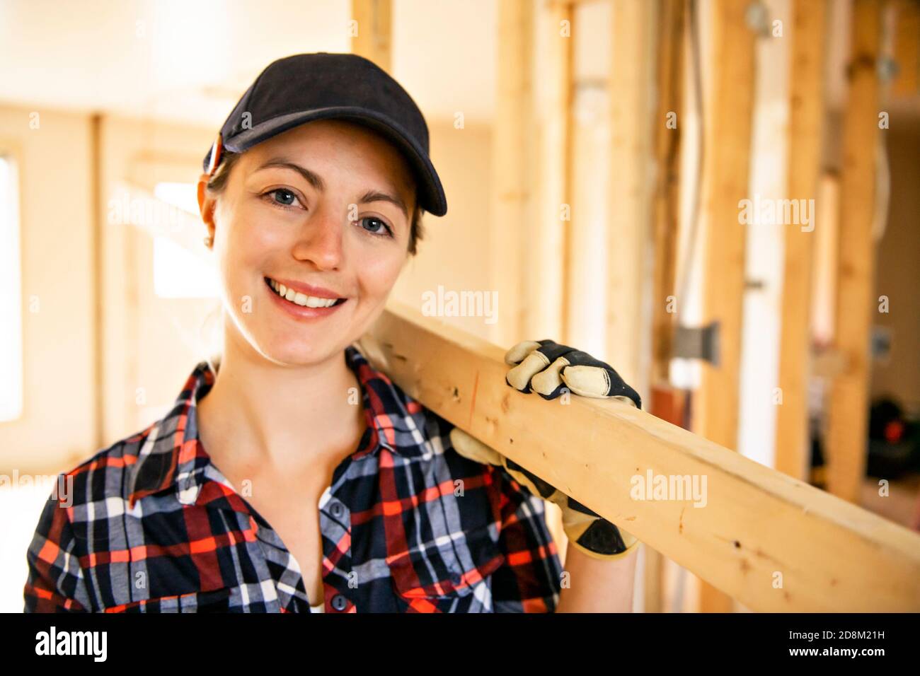 Eine Arbeiterin in der Zimmermannsarbeit Renovierung Stockfoto