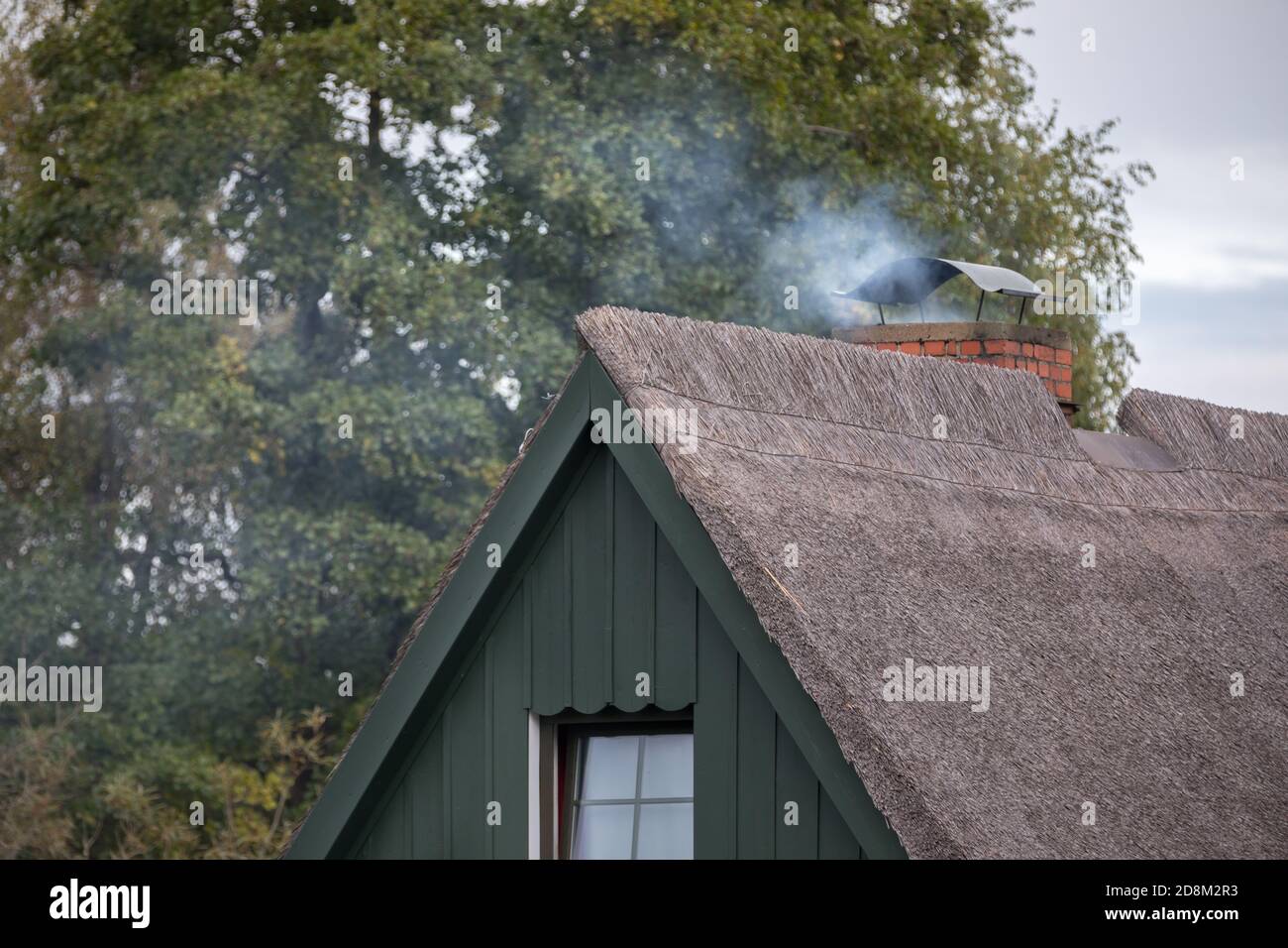 Rauchkamin auf dem Strohdach Stockfoto