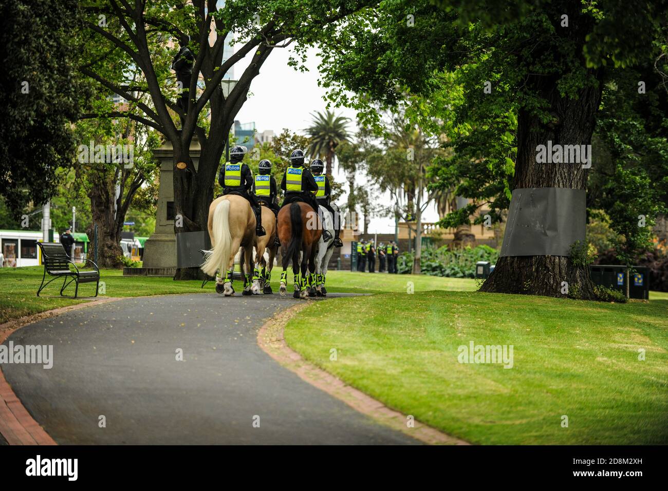 Melbourne, Australien 31 Oct 2020, Mounted Police Officers Ride entlang eines Pfades in Treasury Gardens in Vorbereitung auf eine große Aktion der Polizei, um einen Anti-Regierung-Protest für den Park zu kontrollieren geplant. Kredit: Michael Currie/Alamy Live Nachrichten Stockfoto Melbourne, Australien 31 Oct 2020, Mounted Police Officers Ride entlang eines Pfades in Treasury Gardens in Vorbereitung auf eine große Aktion der Polizei, um einen Anti-Regierung-Protest für den Park zu kontrollieren geplant. Kredit: Michael Currie/Alamy Live Nachrichten Stockfoto