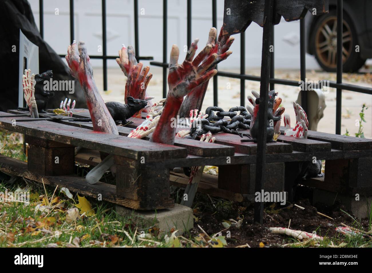 Gruselige Halloween Rasendekorationen. Stockfoto