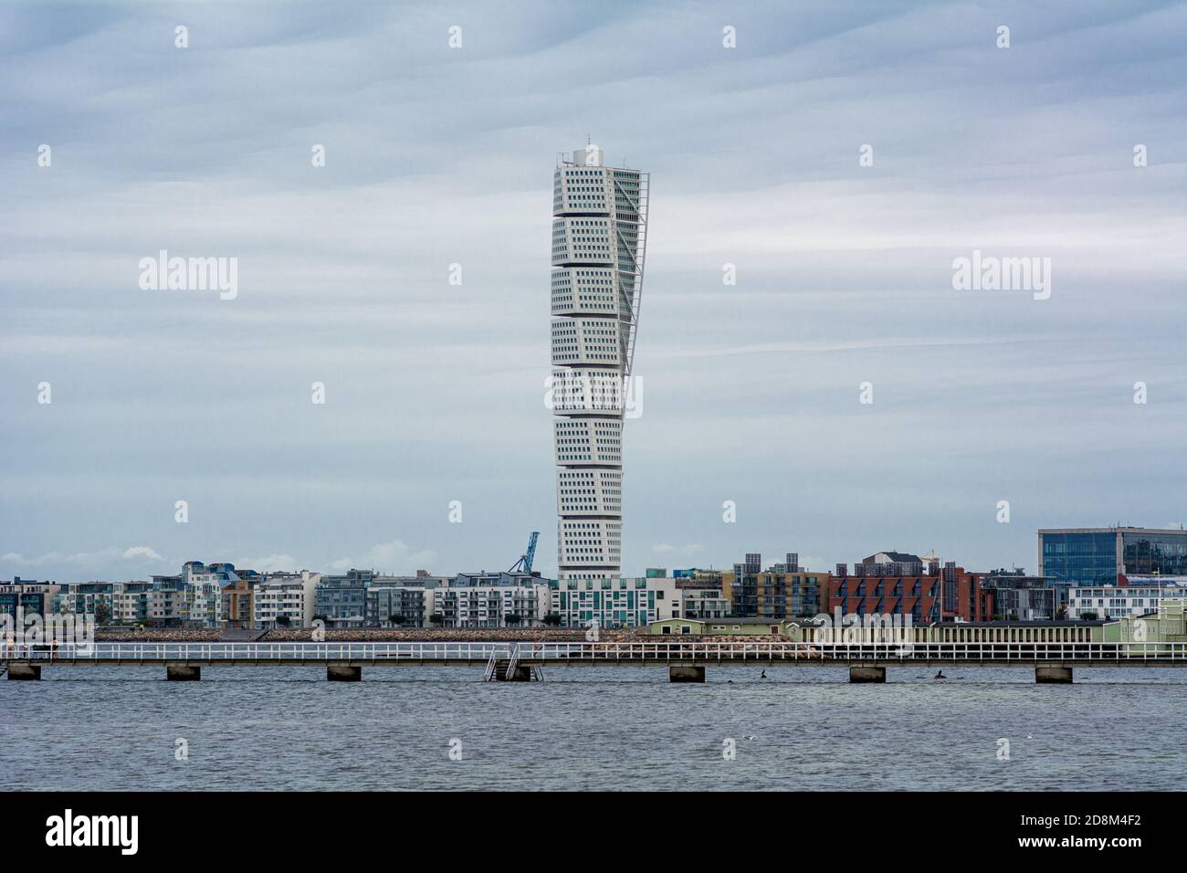 WESTERN Harbour Malmo, Schweden von der Strandpromenade Ribersborgs aus gesehen. Blauer Himmel und fleckige Wolken im Hintergrund Stockfoto