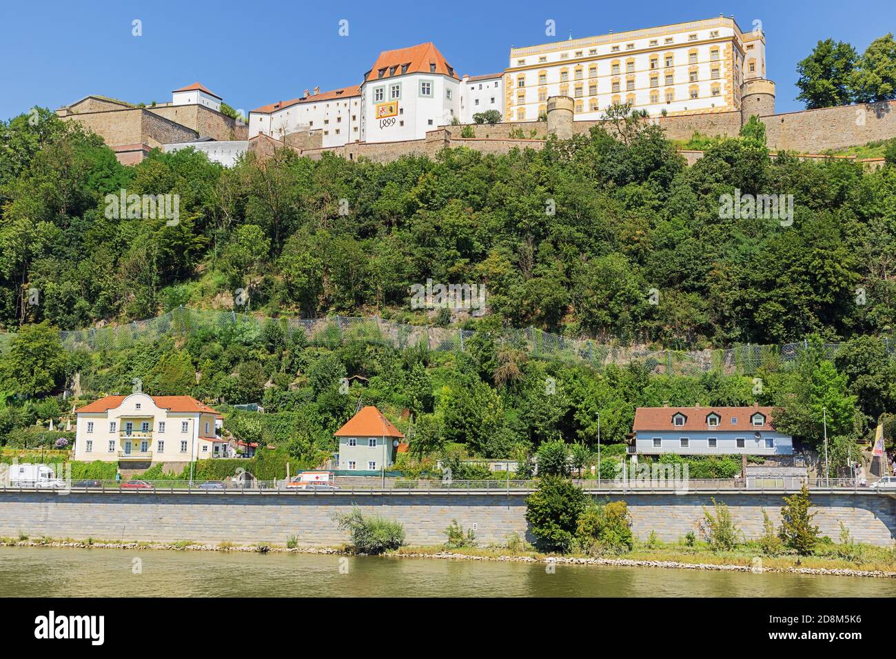 Blick auf die Veste Oberaus von den Ufern des Donau Stockfoto
