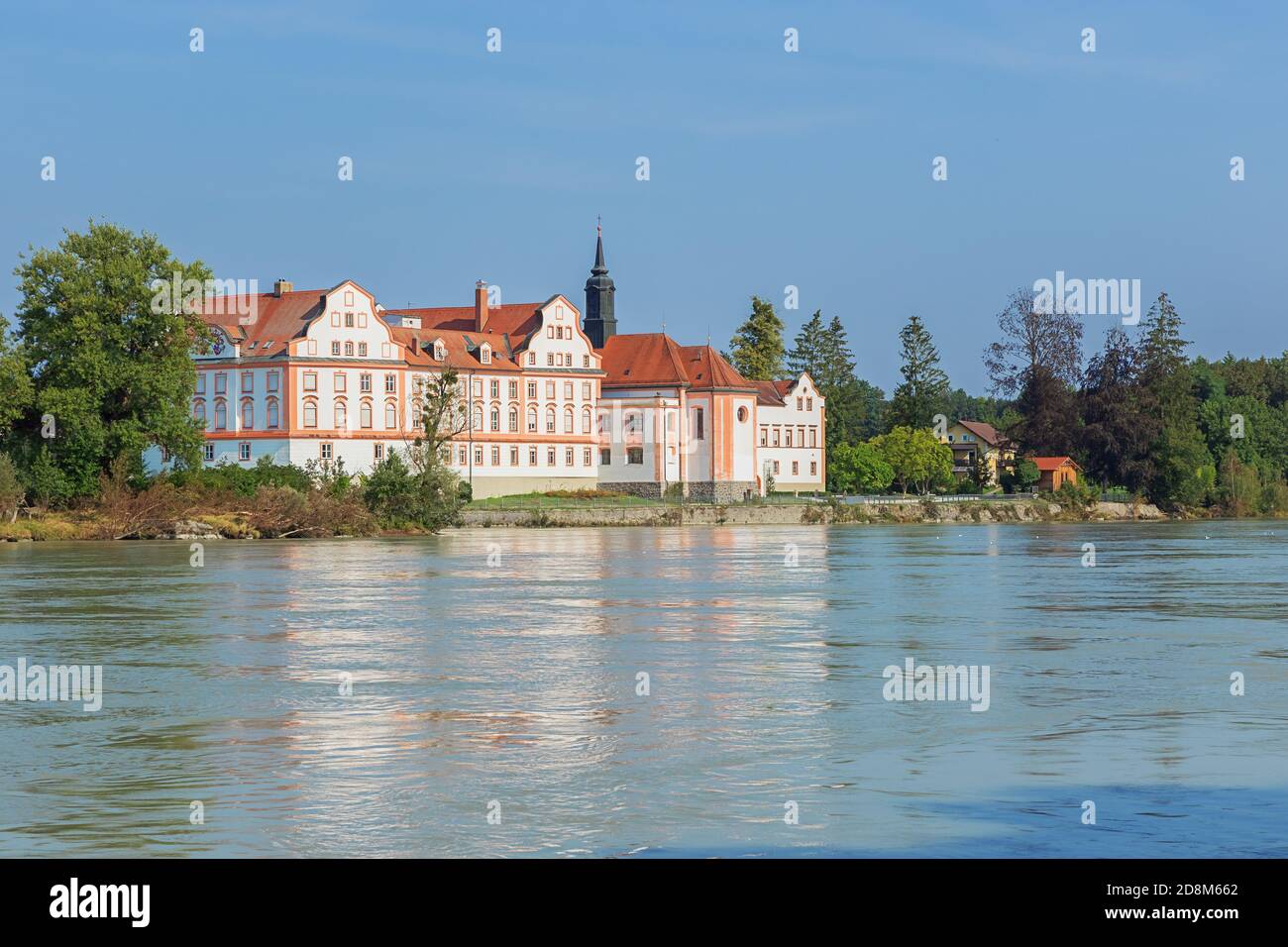 Blick auf das Schloss Neuhaus am Inn von der Banks of the Inn Stockfoto