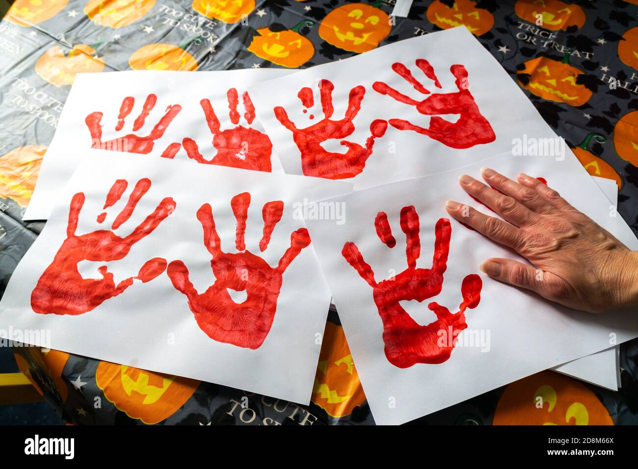 Bildung für Schulkinder in Kunst und Handwerk durch tun Handdrucke Stockfoto