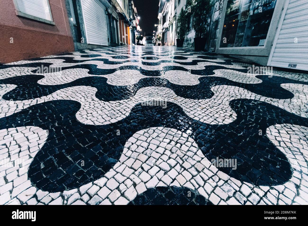 Leere Rua Frederico Arouca, eine Fußgängerzone mit vielen Souvenirläden und Restaurants in Cascais, Portugal Stockfoto