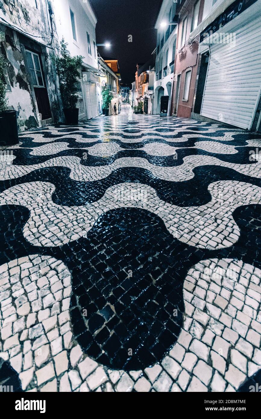 Leere Rua Frederico Arouca, eine Fußgängerzone mit vielen Souvenirläden und Restaurants in Cascais, Portugal Stockfoto
