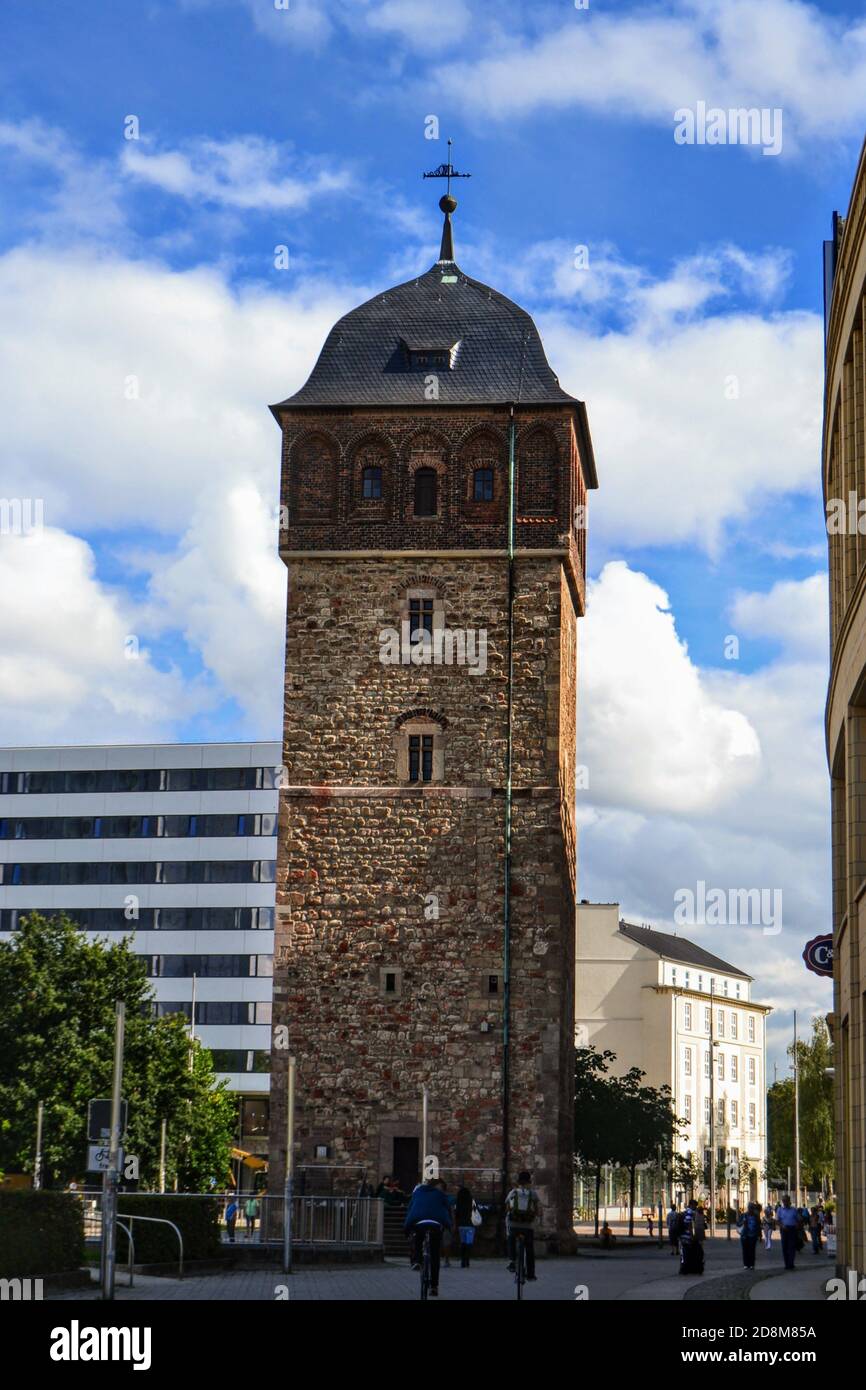 Chemnitz eines der berühmtesten Gebäude. Altes und altes Gebäude des Roten Turms (Roter Turm) mit Leuten, die herumlaufen. Stockfoto