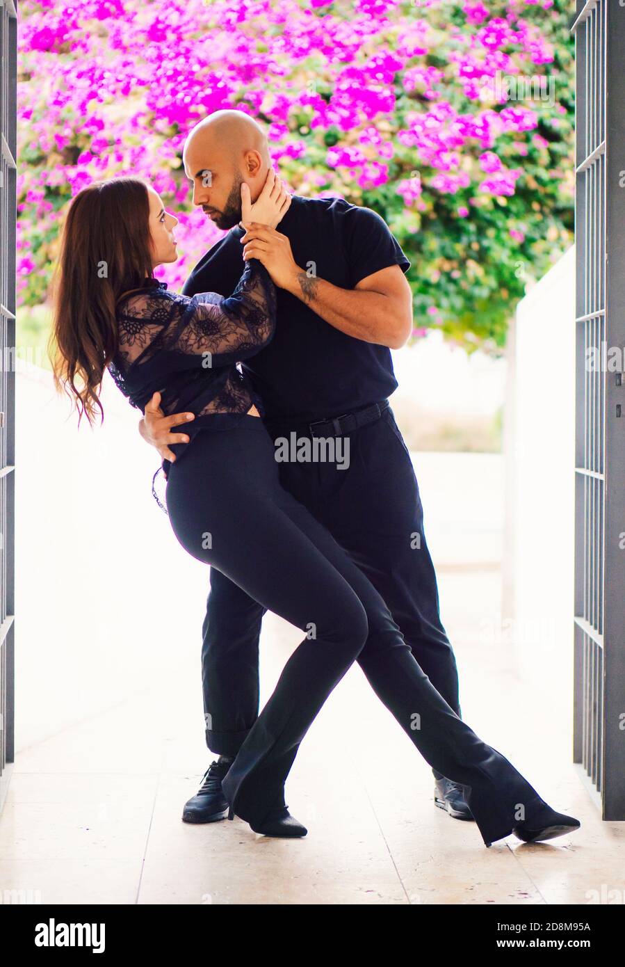 Ein Paar in den Dreißigern tanzt Stockfoto