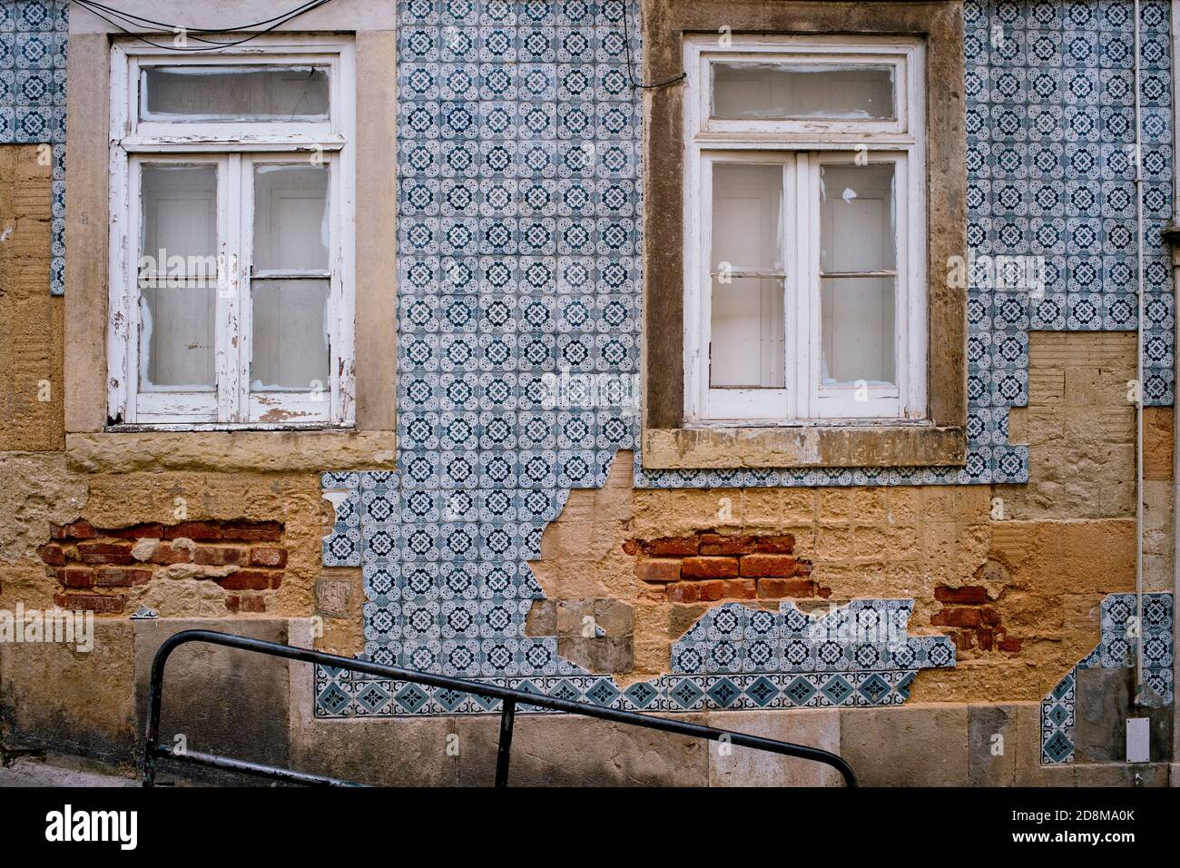 Beschädigtes Gebäude in Azulejos in Lissabon, Portugal bedeckt Stockfoto