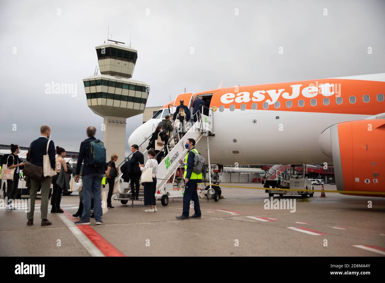 Berlin, Deutschland. Oktober 2020. Passagiere auf einem Eröffnungsflug der Airline Easyjet zum neuen Hauptflughafen Berlin Brandenburg 'Willy Brandt' (BER) steigen am Flughafen Berlin-Tegel an Bord eines Airbus A320 Neo. Der Hauptflughafen Berlin Brandenburg 'Willy Brandt' (BER) wird am 31.10.2020 nach langer Verzögerung eröffnet. Quelle: Christoph Soeder/dpa/Alamy Live News Stockfoto