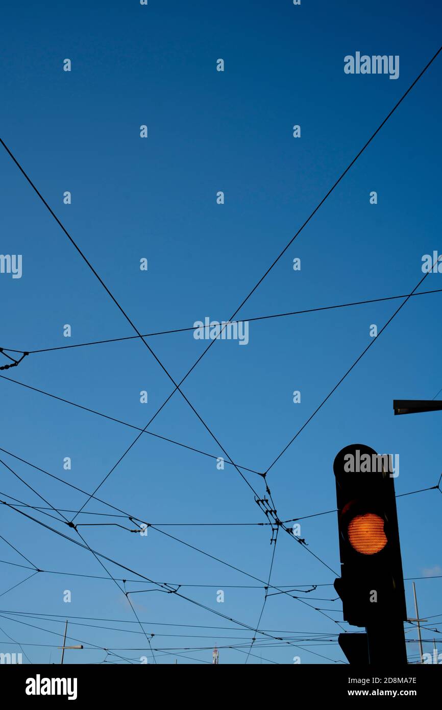 Ampelkreuzung und Oberleitungen Straßenbahnkabel Stockfoto