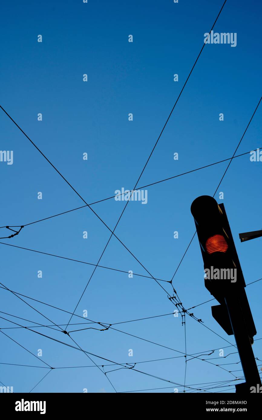 Ampelkreuzung und Oberleitungen Straßenbahnkabel Stockfoto