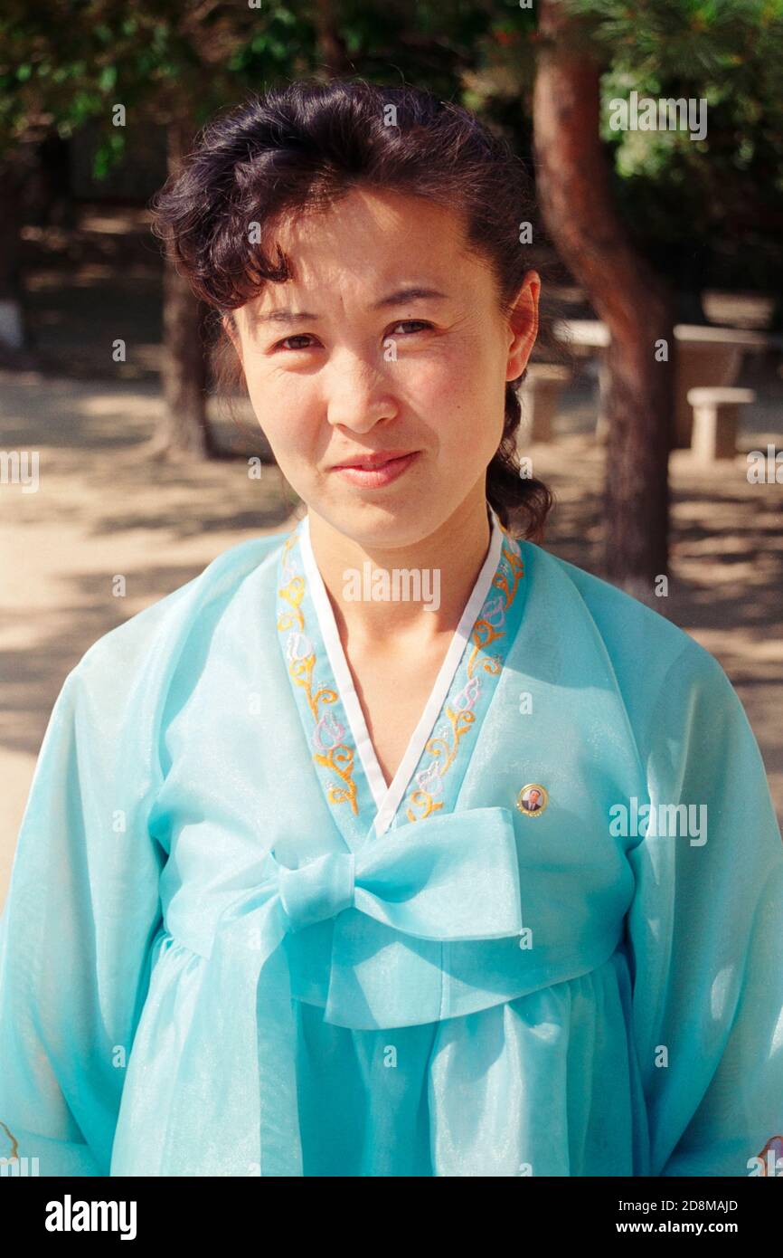 Reiseleiter in traditioneller koreanischer Kleidung, Kaesong, Nordkorea Stockfoto