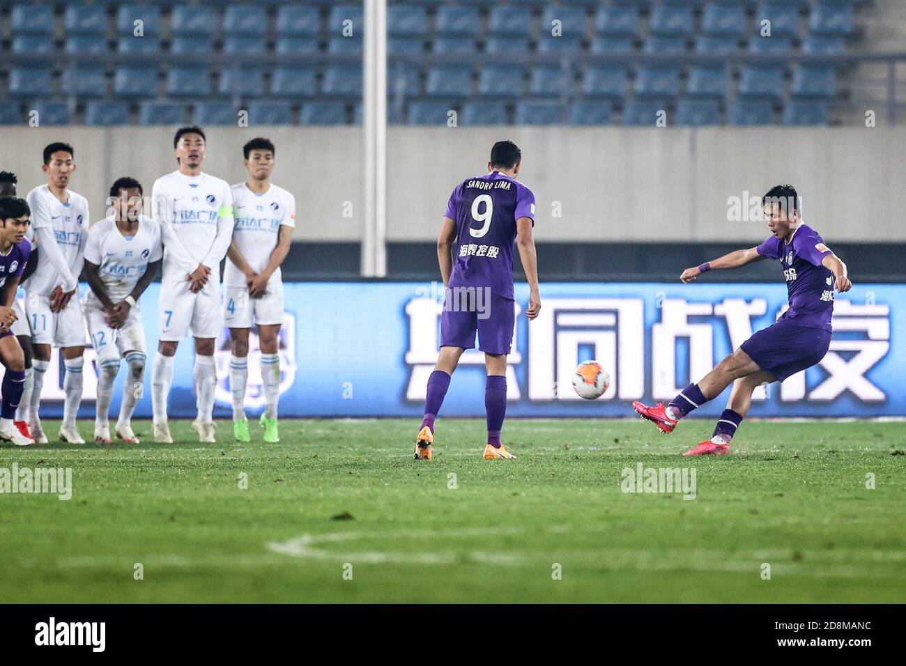 Dalian, Chinas Provinz Liaoning. Oktober 2020. Song Yue (1. R) von Tianjin Teda schießt einen Freistoß, um während der 18. Runde zwischen Tianjin Teda und Dalian Pro bei der Saison 2020 Chinese Football Association Super League (CSL) Dalian Division in Dalian, nordöstlich Chinas Provinz Liaoning, 31. Oktober 2020 Punkten. Quelle: Pan Yulong/Xinhua/Alamy Live News Stockfoto