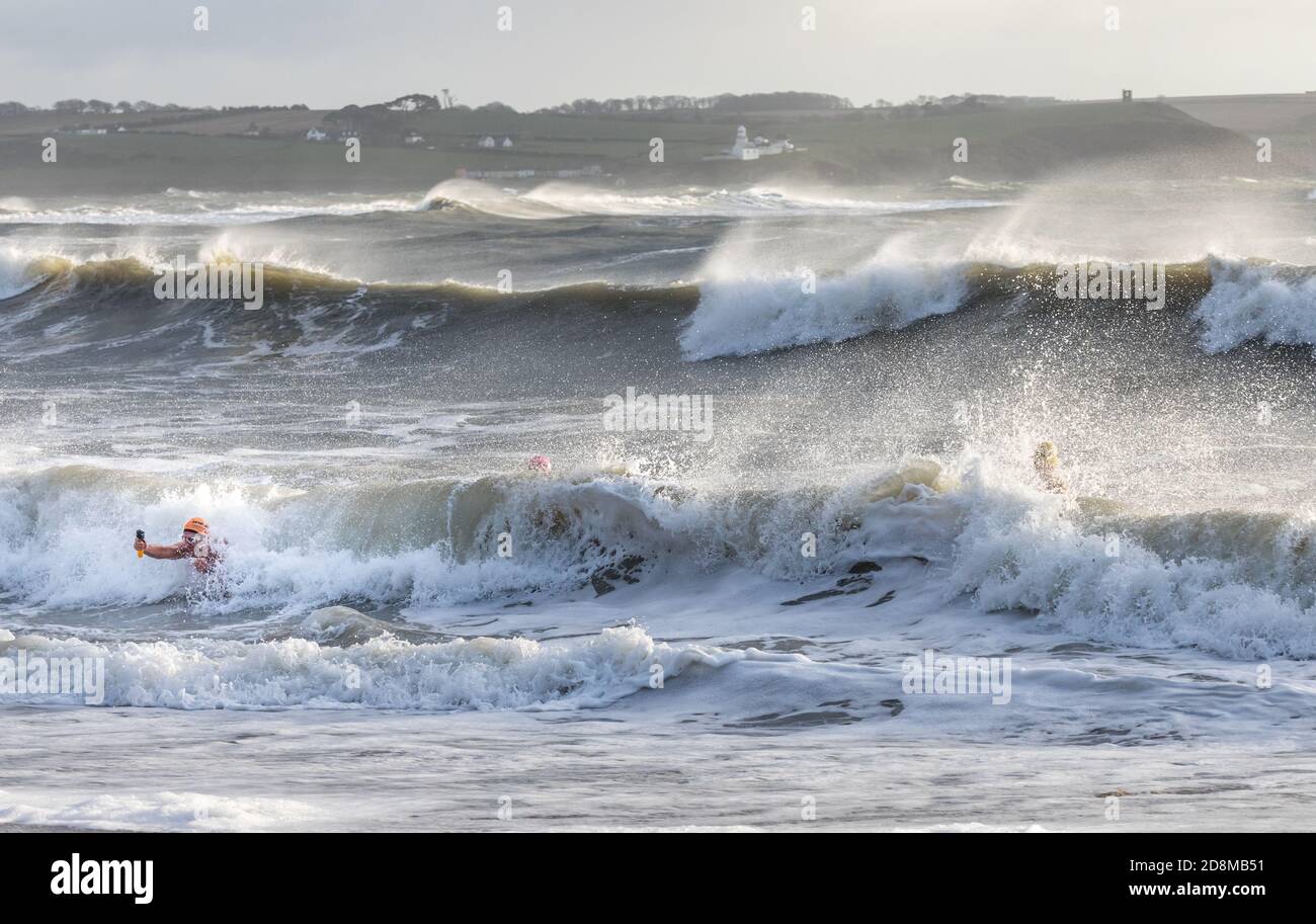 Myrtleville, Cork, Irland. Oktober 2020. Ein Schwimmer macht ein Selfie von sich selbst in den turbelenten Meeren während des Sturms Aiden in Myrtleville, Co. Cork, Irland. - Credit; David Creedon / Alamy Live News Stockfoto