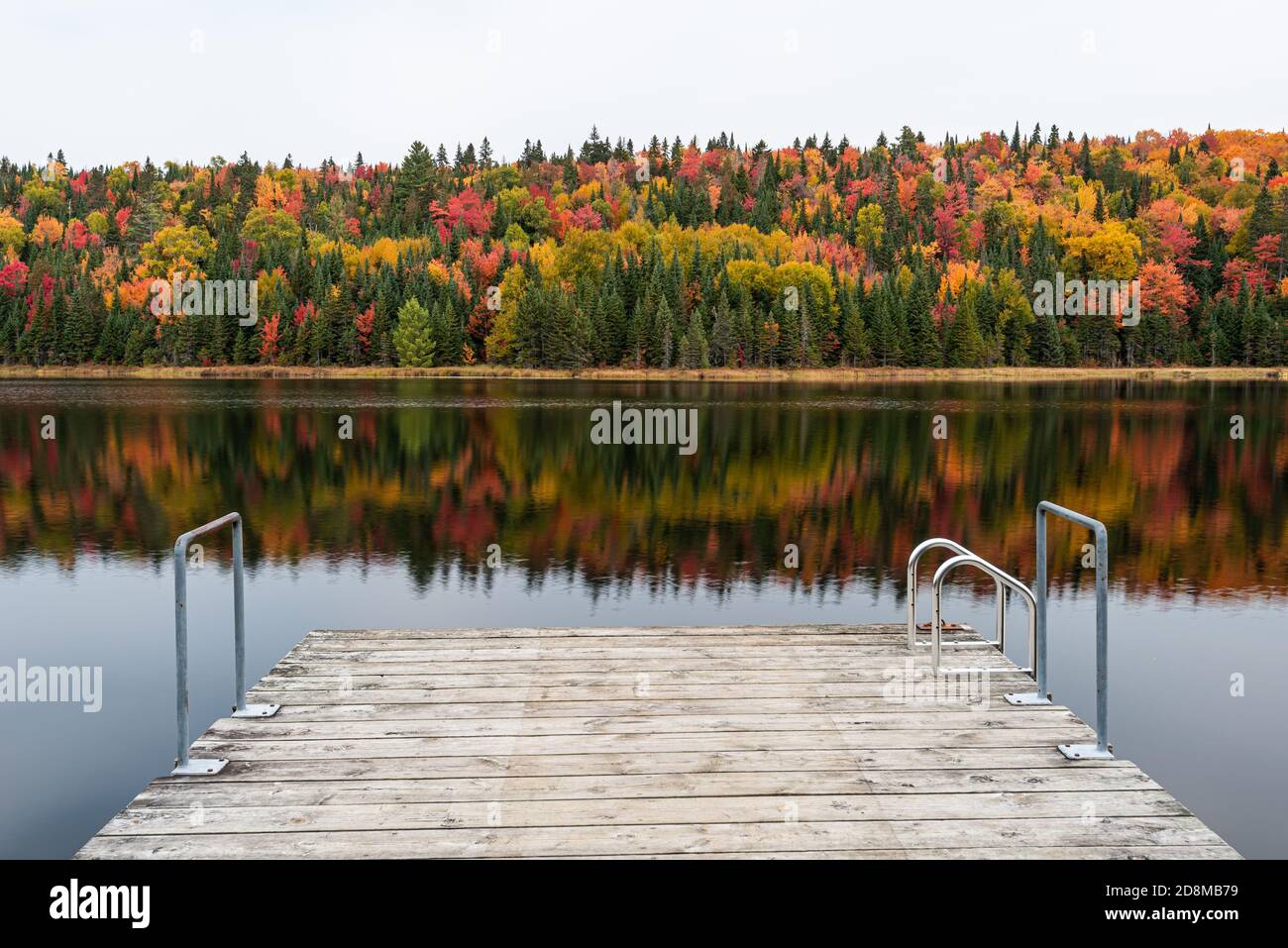 Der Modène See mit seinem Kai und Herbstfarben im La Mauricie Nationalpark, Quebec, Kanada. Stockfoto