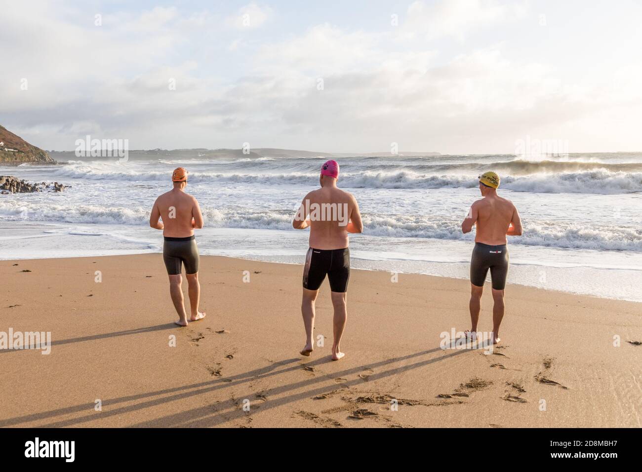 Myrtleville, Cork, Irland. Oktober 2020. Drei Männer schwimmen morgens während des Sturms Aiden in Myrtleville, Co. Cork, Irland. - Credit; David Creedon / Alamy Live News Stockfoto
