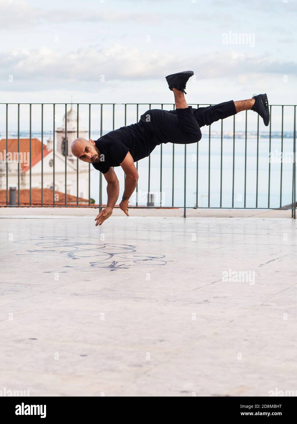 Männlicher Breakdancer in der Luft Stockfoto