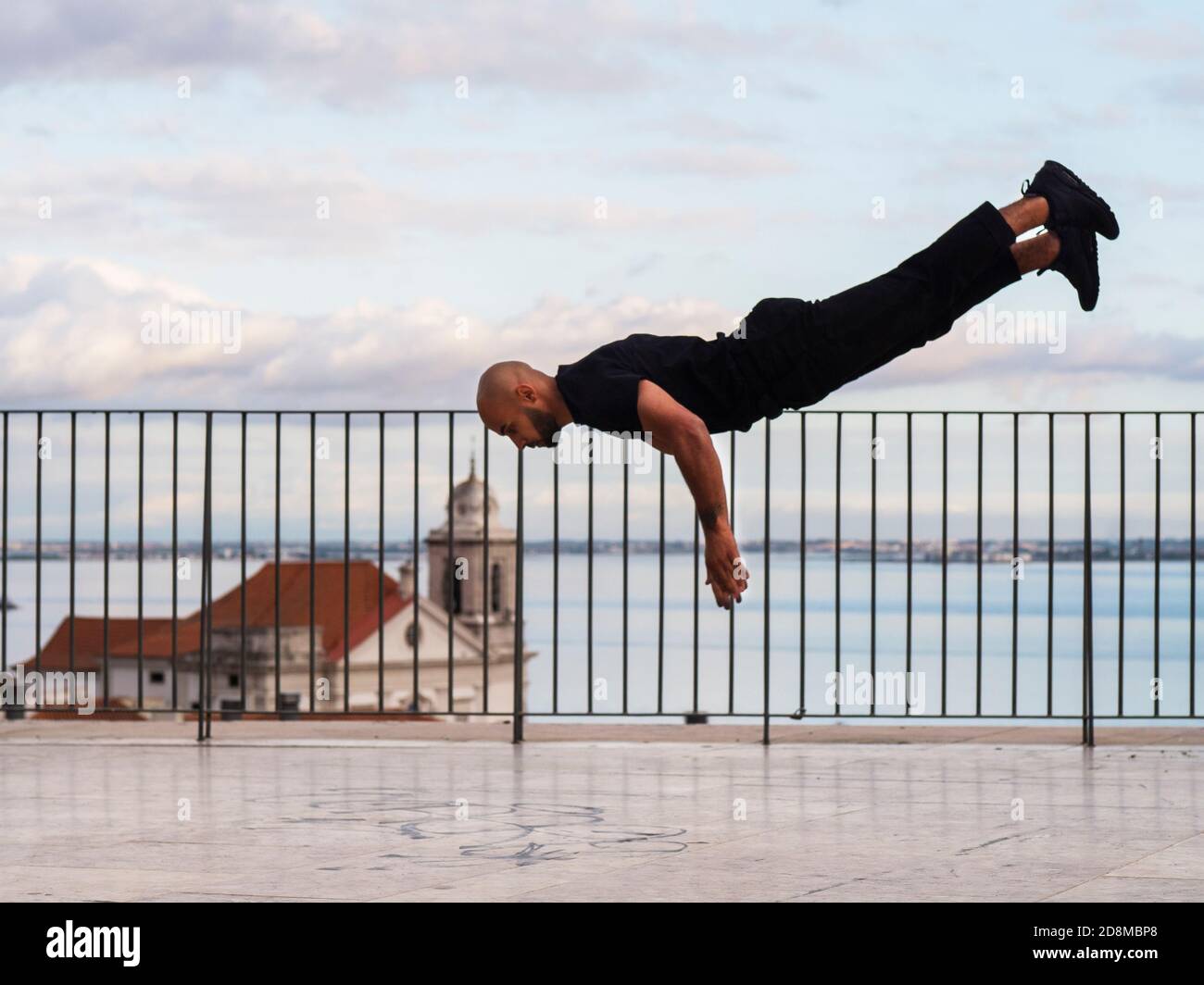 Männlicher Breakdancer in der Luft Stockfoto
