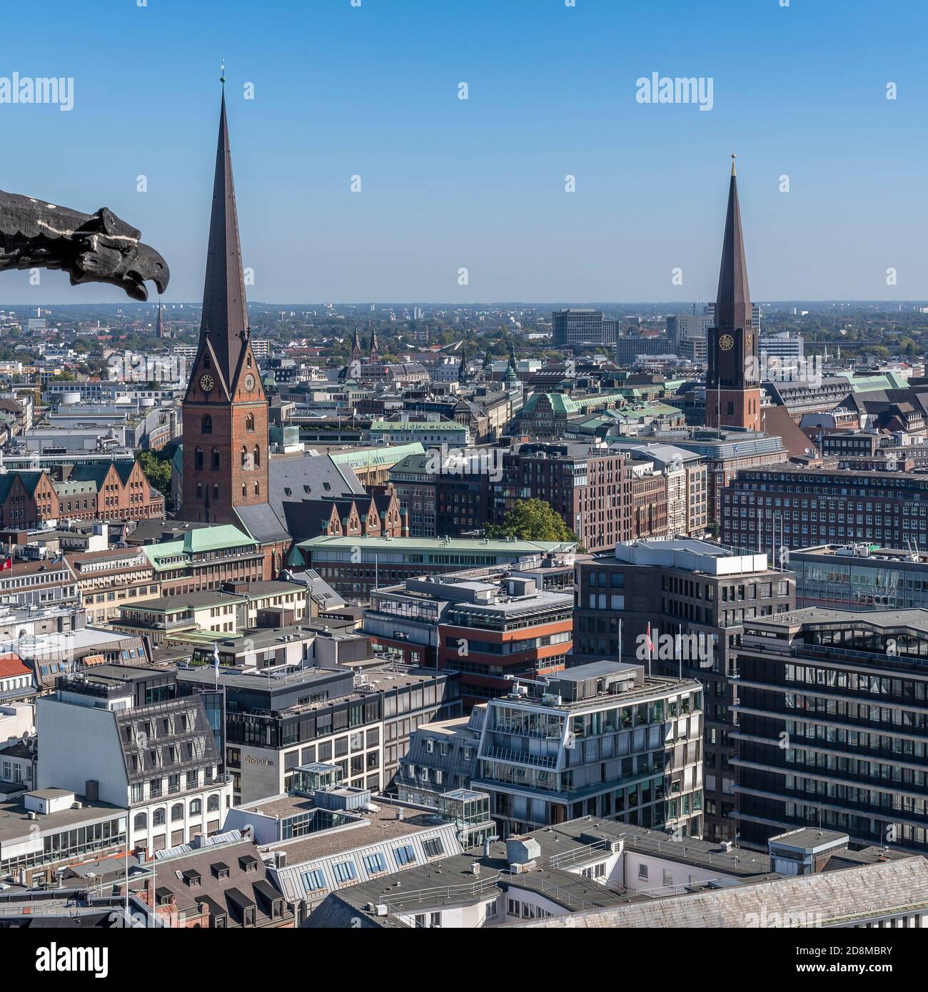 Blick nach Osten von der St. Nikolai Gedenkstätte in Hamburg, zeigt die St. Peter Kirche (links) und die St. Jacobi Kirche (rechts). Stockfoto