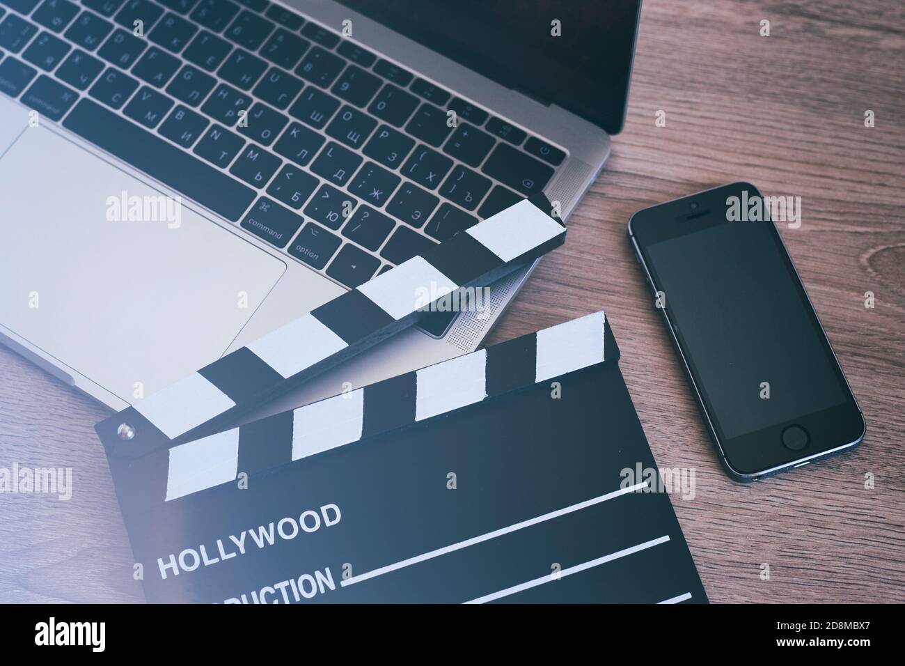 Movie Clapper Laptop und Smartphone auf dem Holztisch Stockfoto
