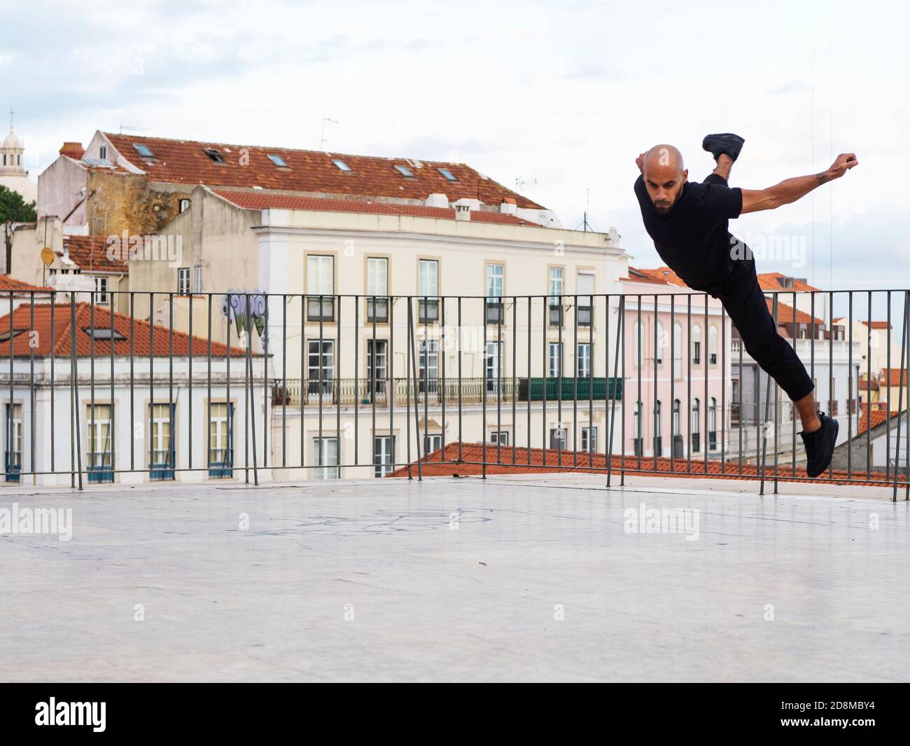 Männlicher Breakdancer in der Luft Stockfoto