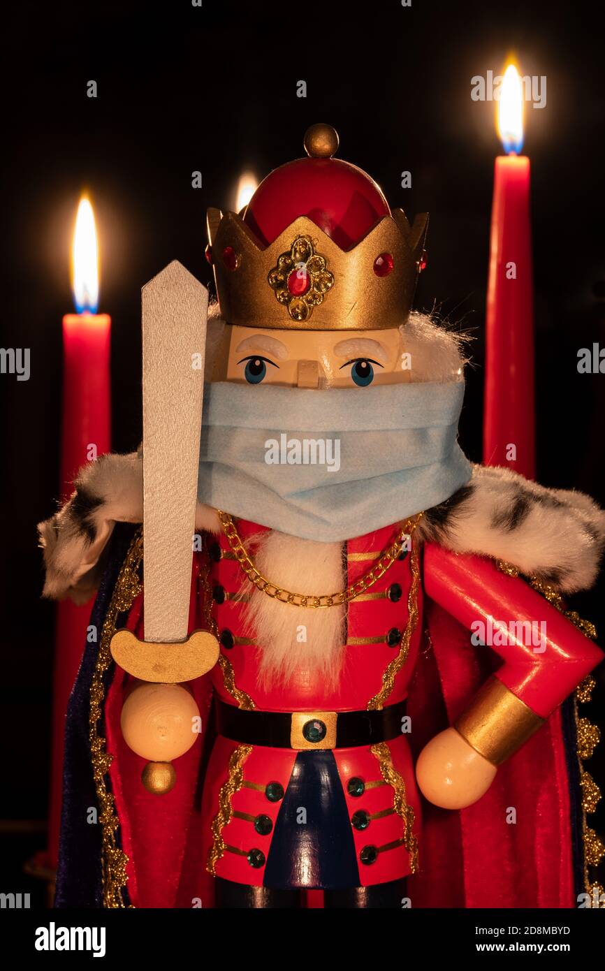 Traditionelle Weihnachten Nussknacker trägt Corona Gesichtsmaske Stockfoto