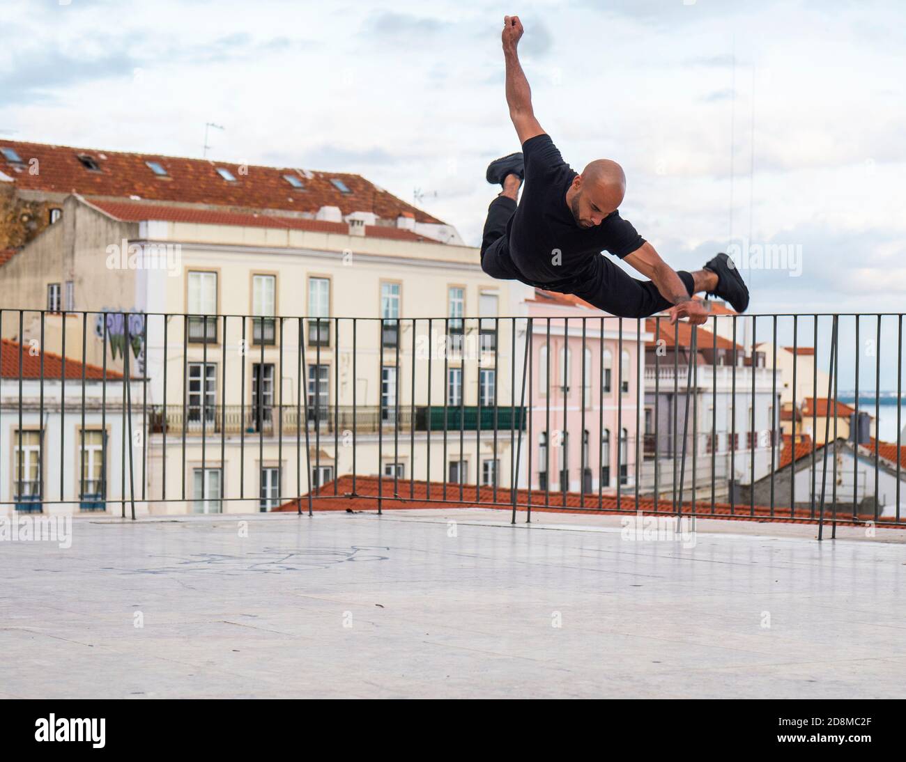 Männlicher Breakdancer in der Luft Stockfoto
