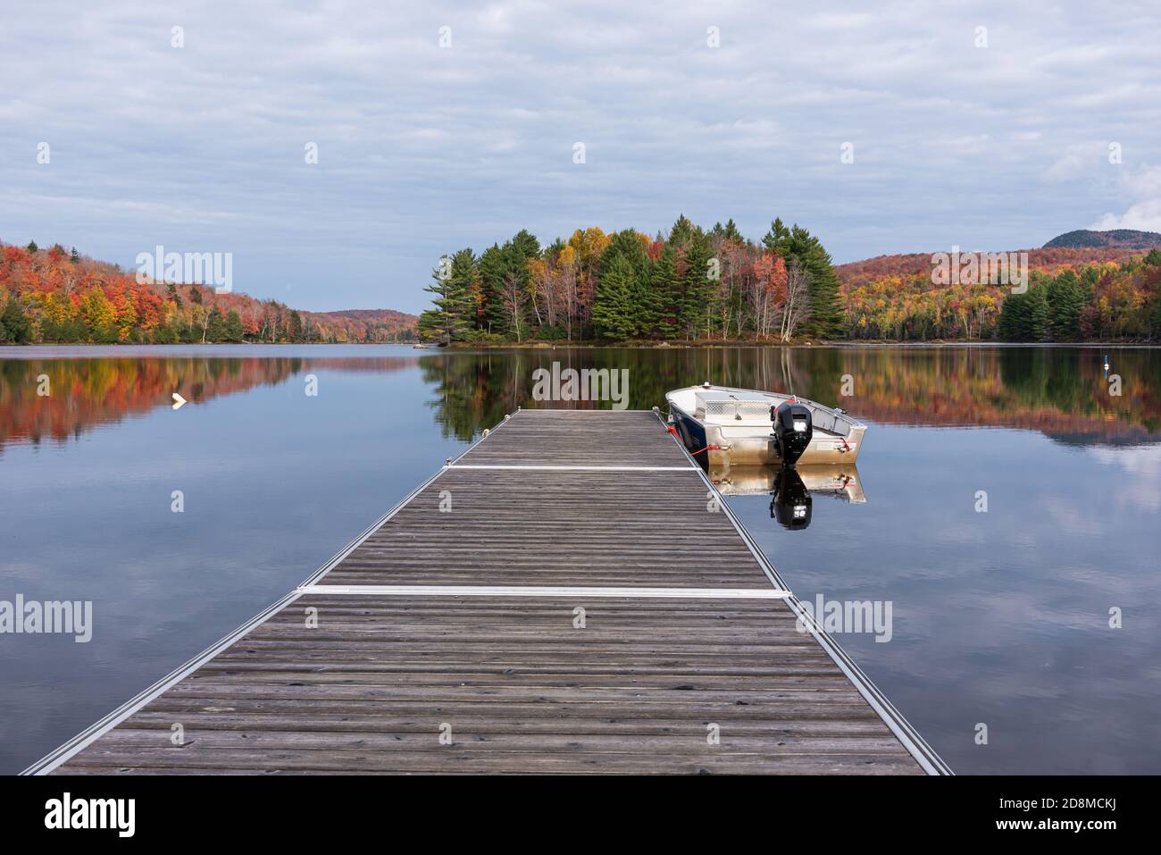 Cherry Pond im Mont Orford National Park im Herbst Farben, Quebec, Kanada. Stockfoto