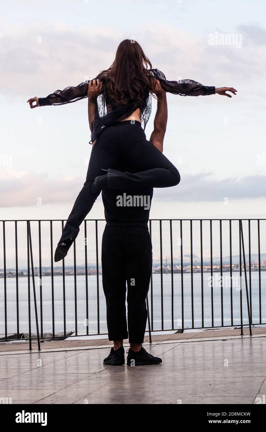 Tänzerinnen und Tänzer in akrobatischer Pose Stockfoto
