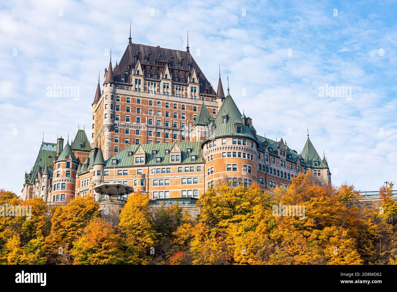 Das Frontenac Castle (Fairmount Hotel) in der Altstadt von Quebec (Kanada) unter blauem Himmel zu Beginn des Herbstes. Stockfoto