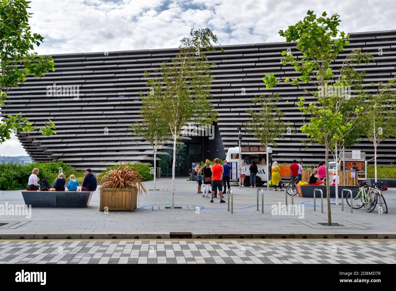 DUNDEE SCOTLAND DAS V & A DESIGN MUSEUM MENSCHEN DRAUSSEN DIE SNACKBAR Stockfoto