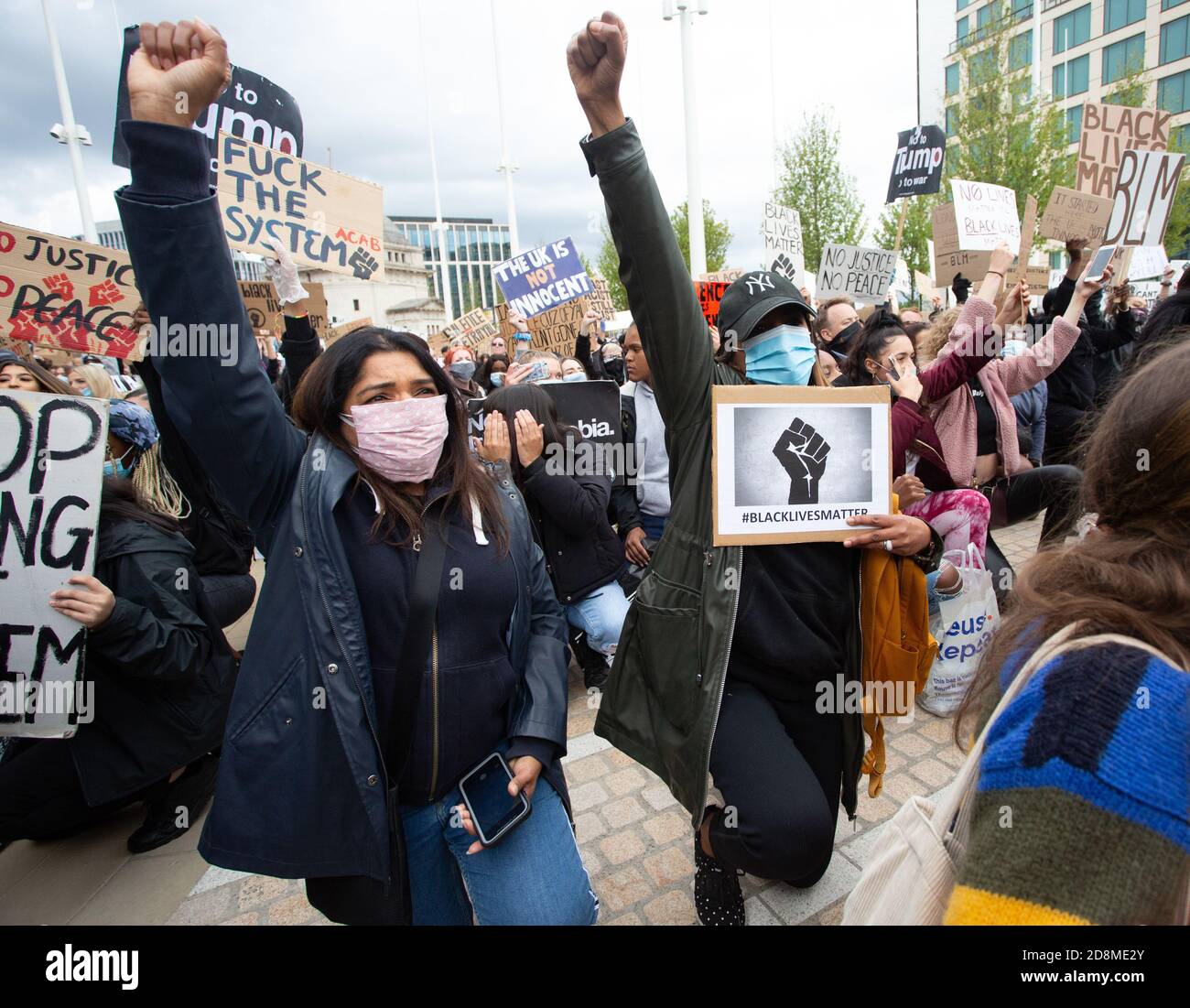BIRMINGHAM, GROSSBRITANNIEN - 04. Jun 2020: Birmingham, Großbritannien, 4. Juni 2020. Tausende protestieren auf dem Victoria Square in Solidarität mit Stockfoto