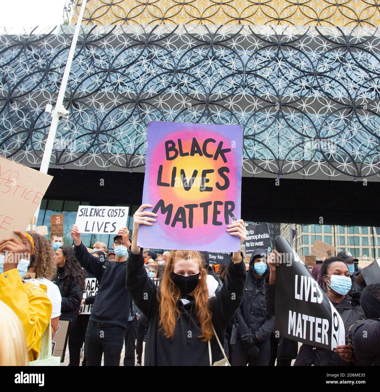 BIRMINGHAM, GROSSBRITANNIEN - 04. Jun 2020: Birmingham, Großbritannien, 4. Juni 2020. Tausende protestieren auf dem Victoria Square in Solidarität mit Stockfoto