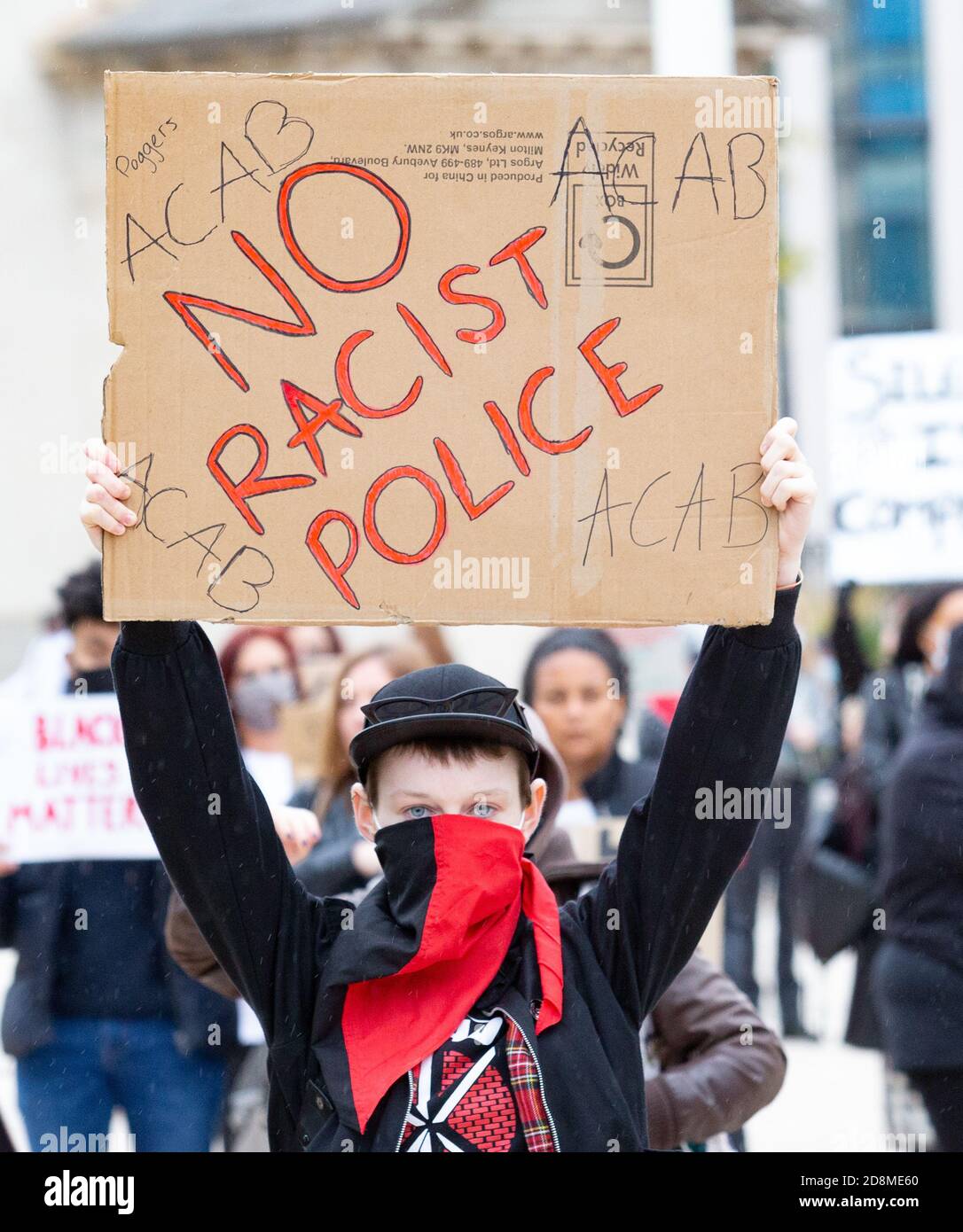 BIRMINGHAM, GROSSBRITANNIEN - 04. Jun 2020: Birmingham, Großbritannien, 4. Juni 2020. Tausende protestieren auf dem Victoria Square in Solidarität mit Stockfoto