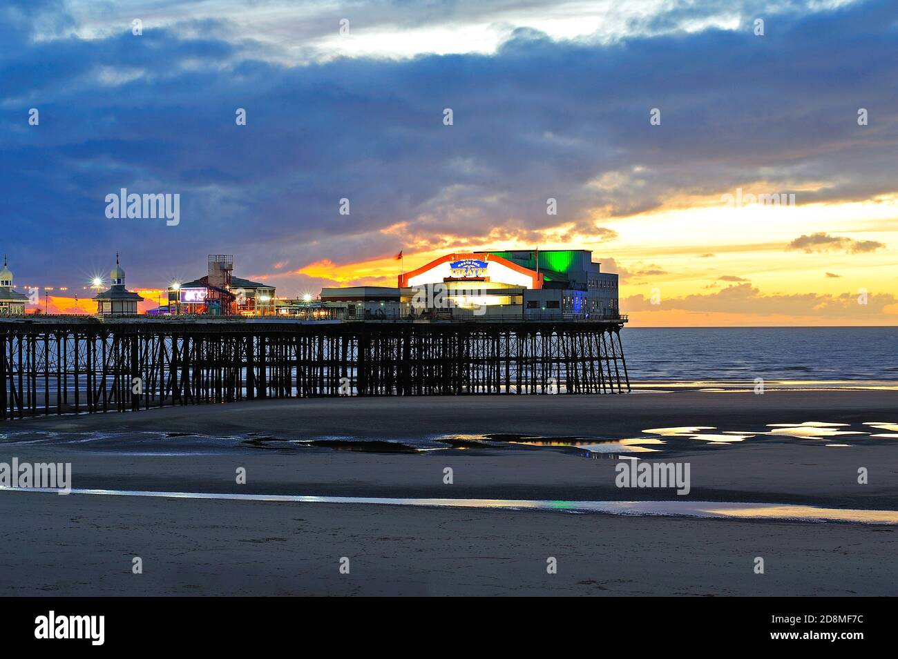 North Pier unter dramatischem Himmel in der Dämmerung während des Jahres Beleuchtung 2020 Stockfoto