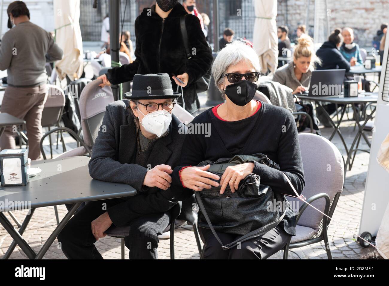 30. OKTOBER 2020 - BRESCIA, ITALIEN: COVID-19 Mann mittleren Alters mit schwarzem Hut und Frau mit einer schwarz-weißen Schutzmaske für die Verbreitung von Coron Stockfoto