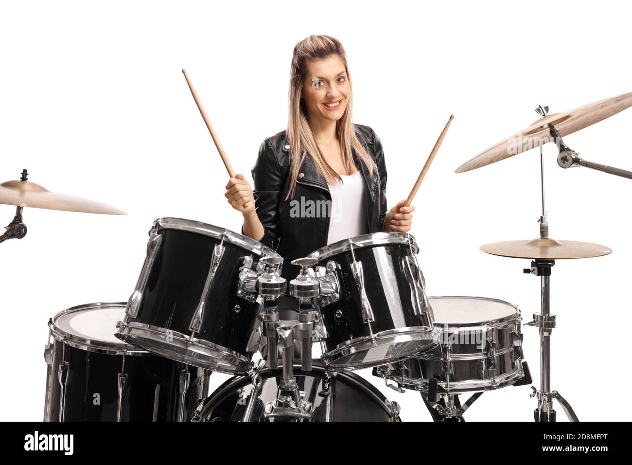 Drummerin lächelt und hält ein Paar Drumsticks isoliert Auf weißem Hintergrund Stockfoto