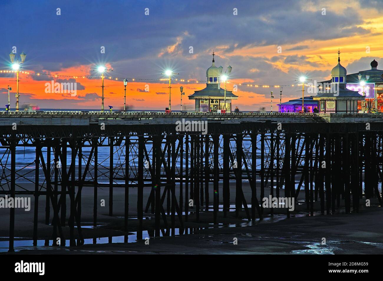 North Pier unter dramatischem Himmel in der Dämmerung während des Jahres Beleuchtung 2020 Stockfoto